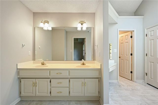 2408 S Ponca Avenue, Independence, MO 64057