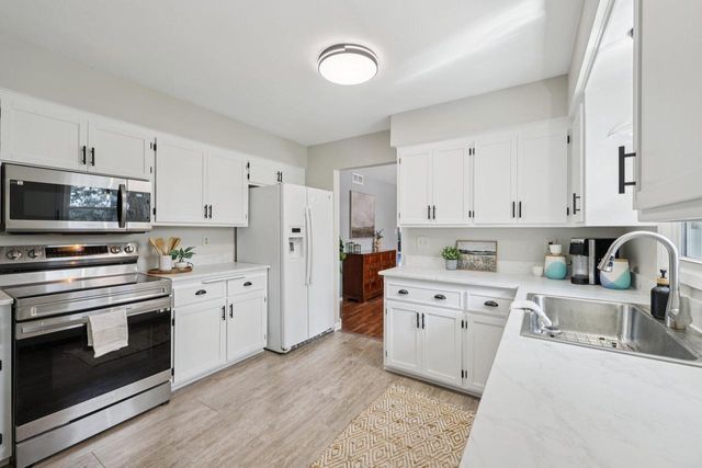 2301 W Glen Hills COURT, Glendale, WI 53209