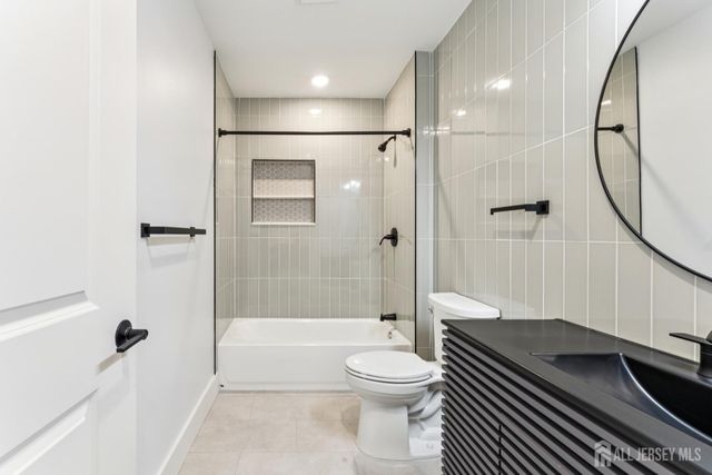 84 hollywood Avenue, East Orange, NJ 07018