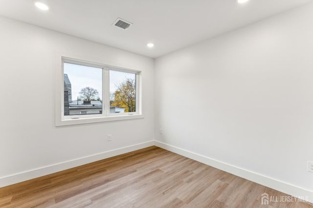 84 hollywood Avenue, East Orange, NJ 07018