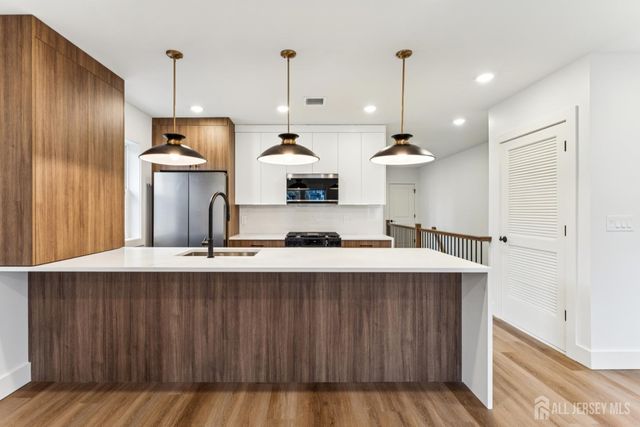 84 hollywood Avenue, East Orange, NJ 07018