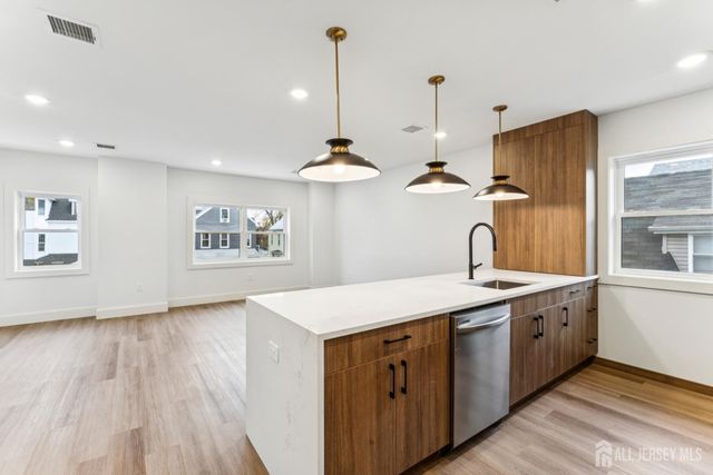 84 hollywood Avenue, East Orange, NJ 07018