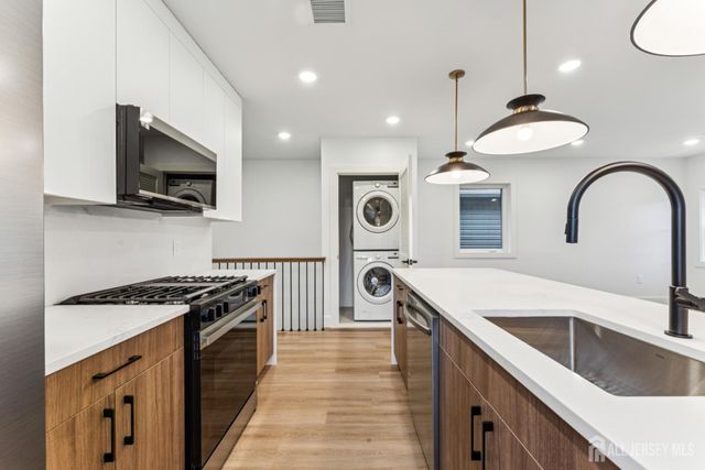 84 hollywood Avenue, East Orange, NJ 07018