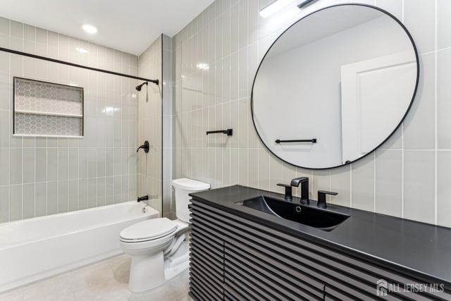 84 hollywood Avenue, East Orange, NJ 07018