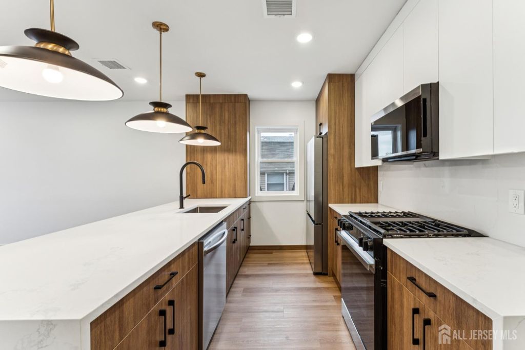 84 hollywood Avenue, East Orange, NJ 07018