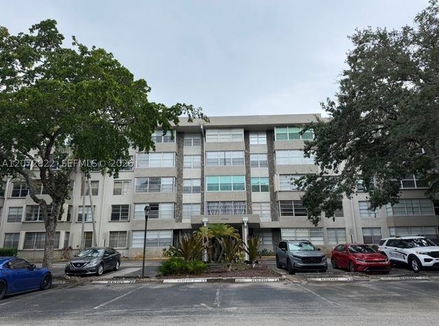 6700 Cypress Rd 111, Plantation, FL 33317