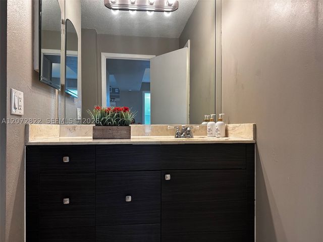 6700 Cypress Rd 111, Plantation, FL 33317