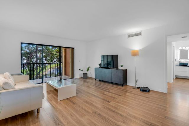 170 Lakeview Drive 203, Weston, FL 33326