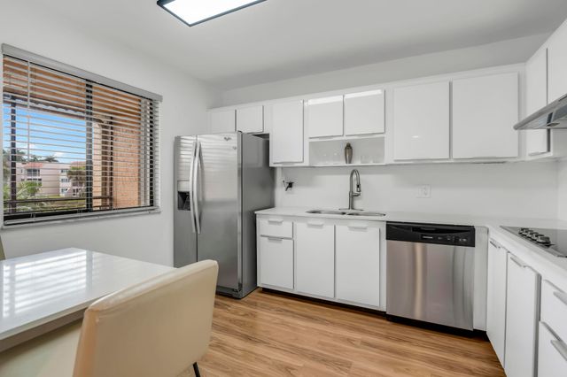 170 Lakeview Drive 203, Weston, FL 33326