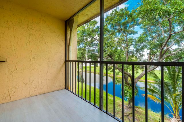 170 Lakeview Drive 203, Weston, FL 33326