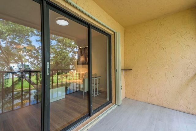 170 Lakeview Drive 203, Weston, FL 33326