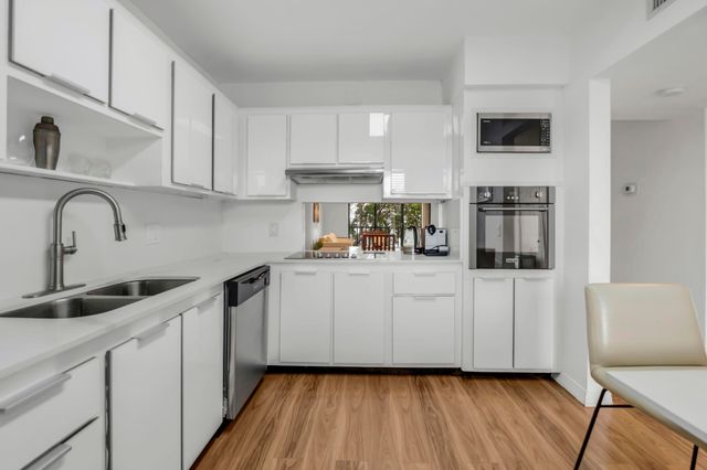 170 Lakeview Drive 203, Weston, FL 33326