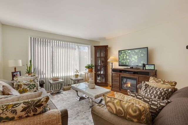135 Ridge Avenue 1W, Evanston, IL 60202