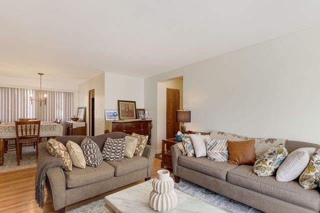 135 Ridge Avenue 1W, Evanston, IL 60202