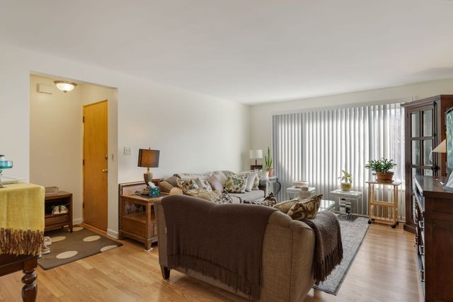 135 Ridge Avenue 1W, Evanston, IL 60202