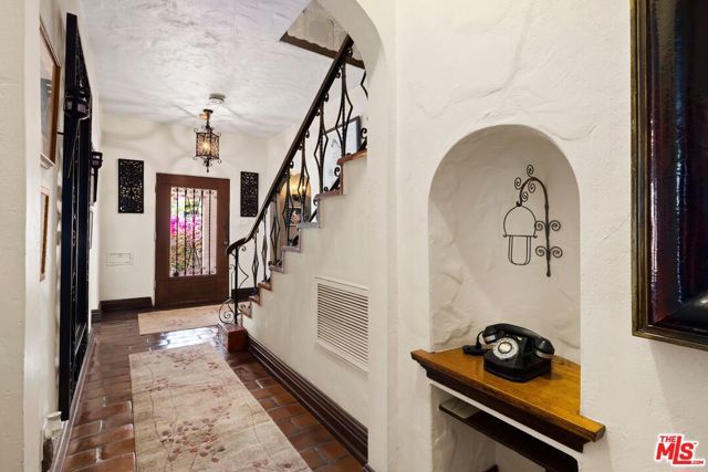 6141 Warner Drive, Los Angeles, CA 90048