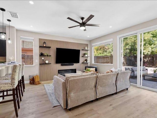 1528 Latherton Way, Folsom, CA 95630