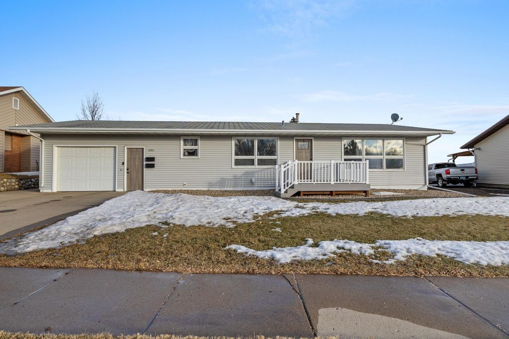 1606 6TH ST NW, Minot, ND 58703