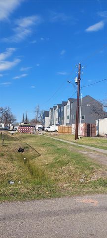 8506 North Main Street, Houston, TX 77022