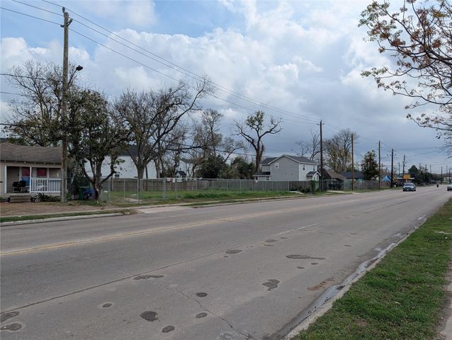 8506 North Main Street, Houston, TX 77022