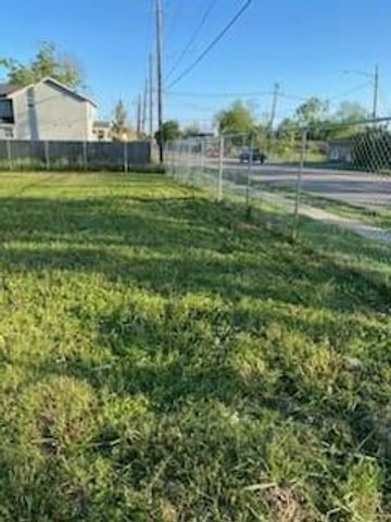 8506 North Main Street, Houston, TX 77022