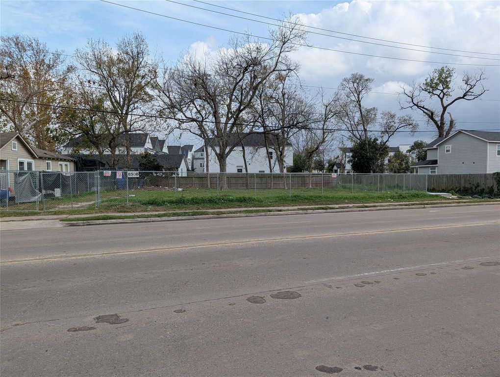8506 North Main Street, Houston, TX 77022