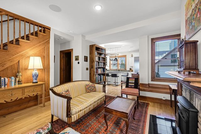 1624 N Farwell AVENUE, Milwaukee, WI 53202