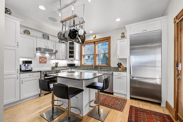 1624 N Farwell AVENUE, Milwaukee, WI 53202