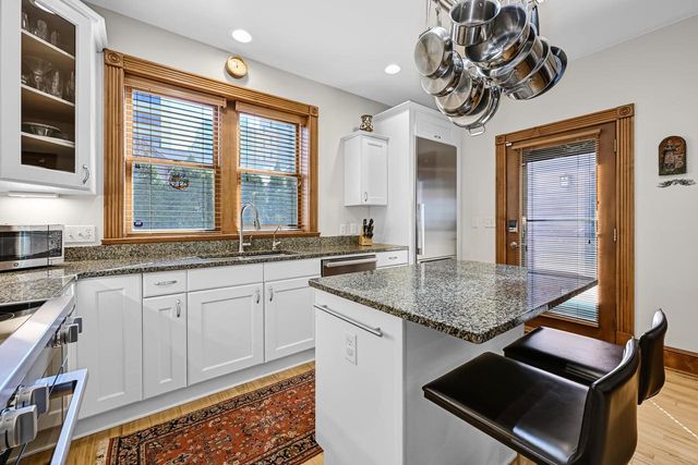 1624 N Farwell AVENUE, Milwaukee, WI 53202