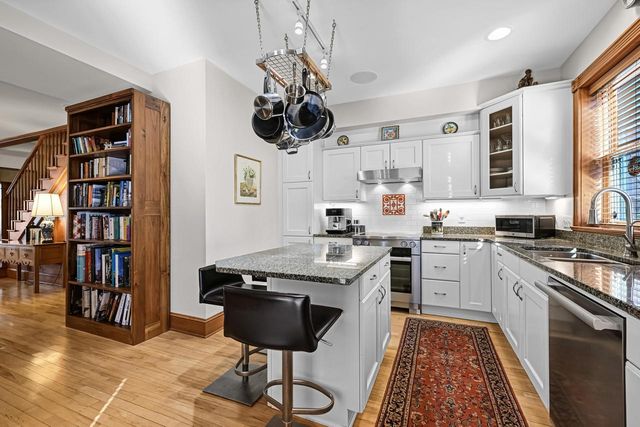 1624 N Farwell AVENUE, Milwaukee, WI 53202