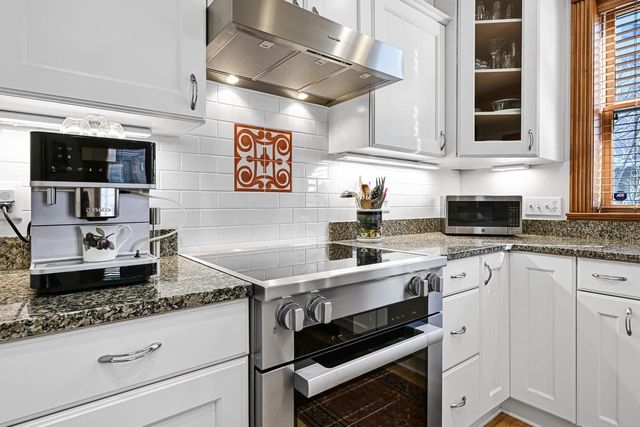 1624 N Farwell AVENUE, Milwaukee, WI 53202