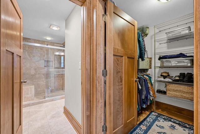 1624 N Farwell AVENUE, Milwaukee, WI 53202