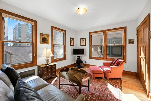 1624 N Farwell AVENUE, Milwaukee, WI 53202