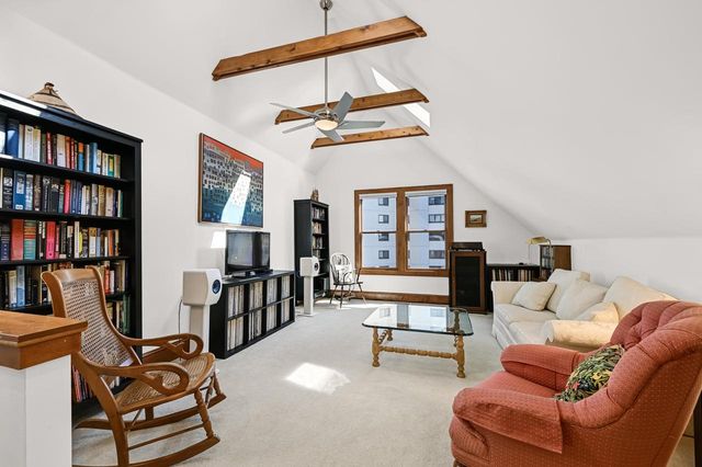 1624 N Farwell AVENUE, Milwaukee, WI 53202