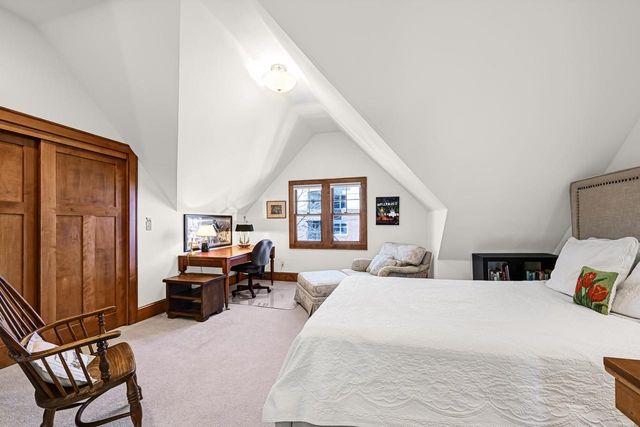 1624 N Farwell AVENUE, Milwaukee, WI 53202