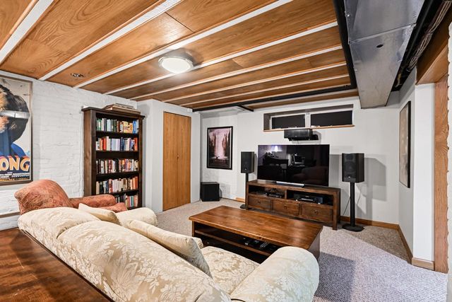 1624 N Farwell AVENUE, Milwaukee, WI 53202