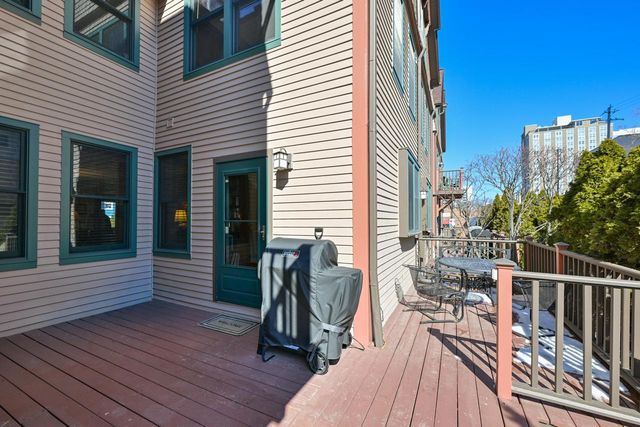 1624 N Farwell AVENUE, Milwaukee, WI 53202