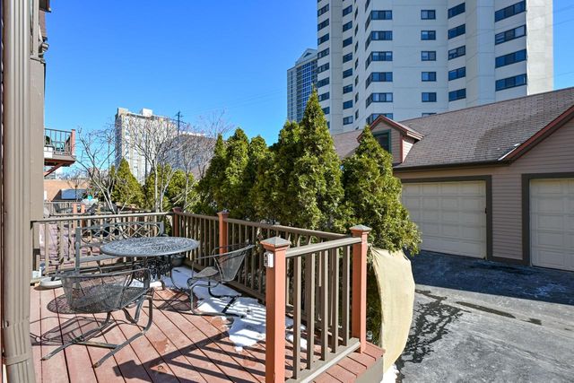 1624 N Farwell AVENUE, Milwaukee, WI 53202