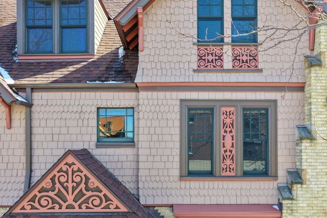 1624 N Farwell AVENUE, Milwaukee, WI 53202