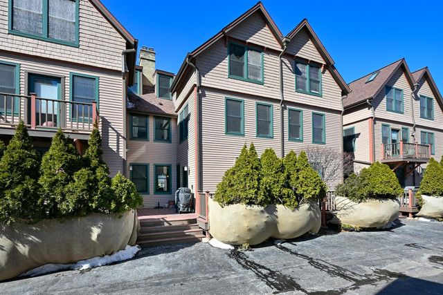 1624 N Farwell AVENUE, Milwaukee, WI 53202