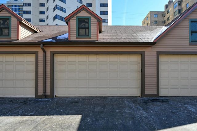 1624 N Farwell AVENUE, Milwaukee, WI 53202