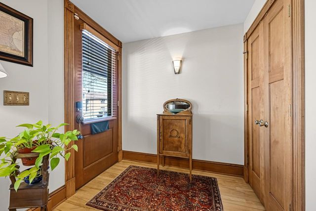 1624 N Farwell AVENUE, Milwaukee, WI 53202