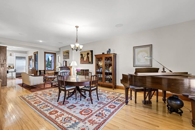 1624 N Farwell AVENUE, Milwaukee, WI 53202