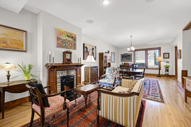 1624 N Farwell AVENUE, Milwaukee, WI 53202