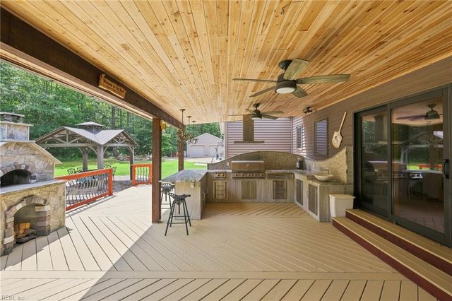 18152 Private Stock LN, Smithfield, VA 23430