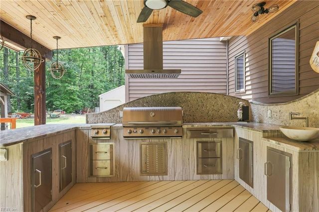18152 Private Stock LN, Smithfield, VA 23430
