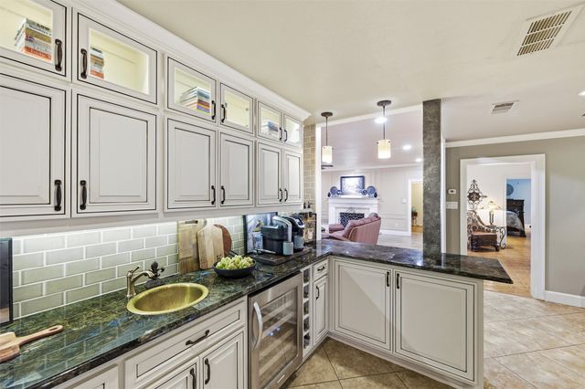 2000 Lakehill Court, Arlington, TX 76012