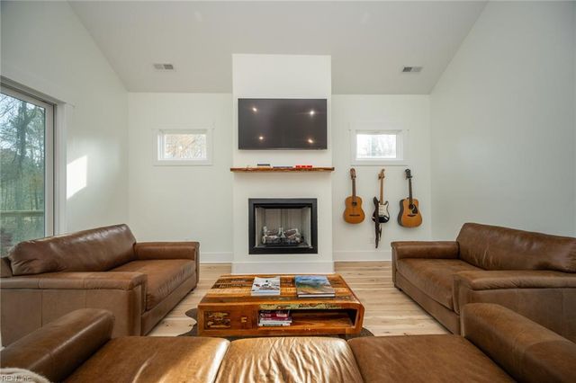 947 Owls Creek LN, Virginia Beach, VA 23451