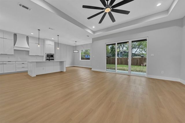 302 W west coral Way, Grand Prairie, TX 75051