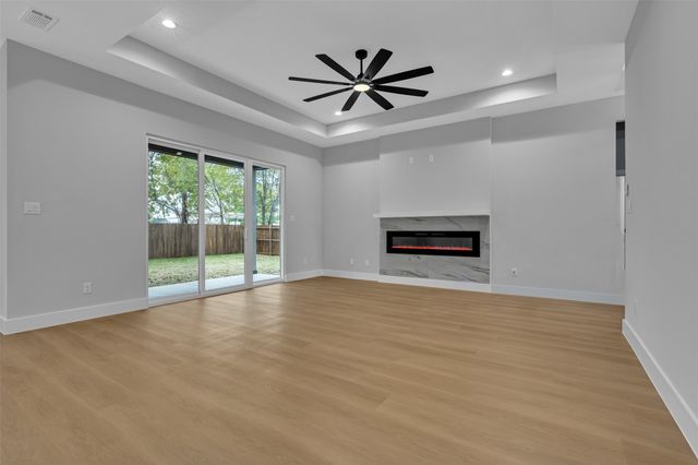 302 W west coral Way, Grand Prairie, TX 75051